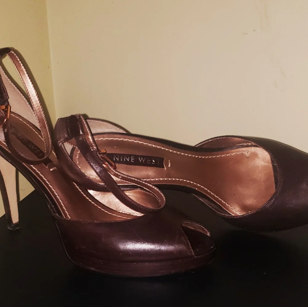 𝐍𝐈𝐍𝐄 𝐖𝐄𝐒𝐓 Leather Mary Jane Peep Toe Heels! Sz 7 Wmns. Stunning! - Picture 2 of 12